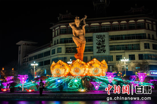 2024年春節(jié)期間，敦煌市中心盤旋路上的反彈琵琶燈組。王斌銀 攝