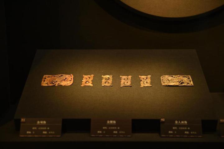張家川縣馬家塬車輿博物館展陳的馬家塬遺址出土的金項(xiàng)飾、金腰飾、金人畫飾等。李亞龍 攝　　