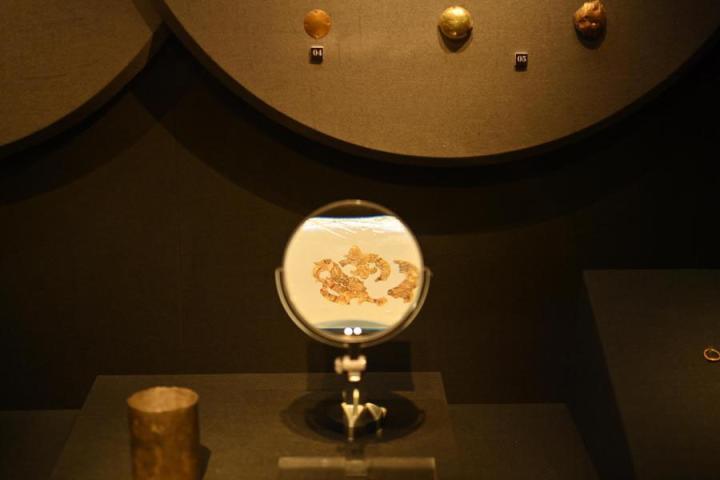 張家川縣馬家塬車輿博物館展陳的馬家塬遺址出土的金飾。李亞龍 攝　