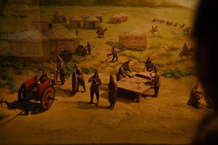在張家川縣馬家塬車輿博物館展陳的關(guān)于戰(zhàn)國(guó)西戎車輿制作過程的模型。李亞龍 攝