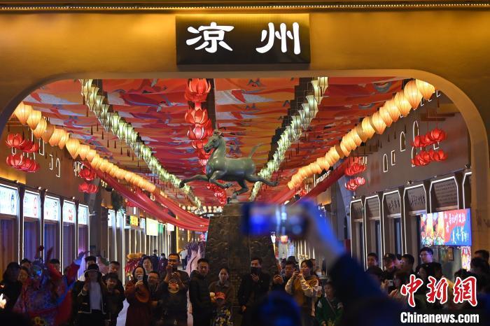 圖為游人拍攝煥然一新亮相的街區(qū)。李亞龍 攝</p>
<p>