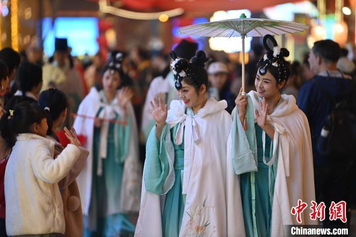 圖為街區(qū)人員著傳統(tǒng)服飾與游人互動(dòng)。李亞龍 攝</p>
<p>