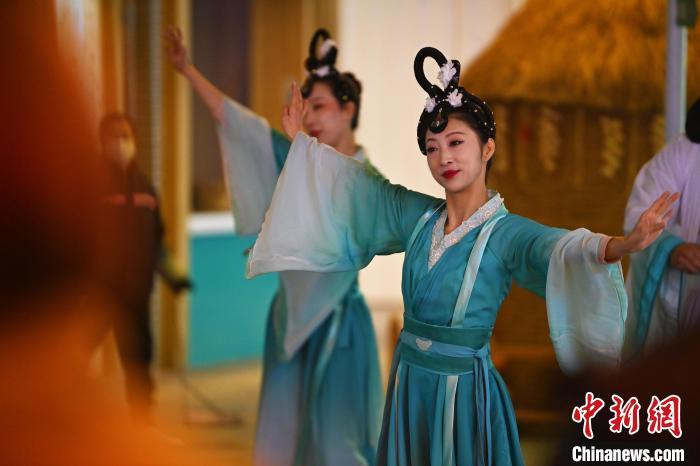 圖為工作人員進(jìn)行舞蹈表演。李亞龍 攝</p><p>