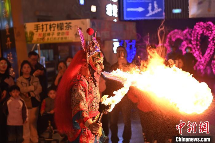 圖為工作人員進(jìn)行雜耍表演。李亞龍 攝</p><p>