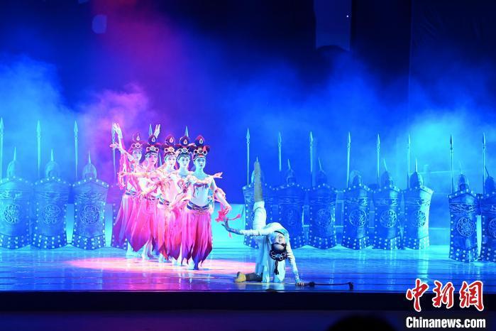 2023年2月18日，蘭州歌舞劇院創(chuàng)排的大型舞劇《大夢敦煌》。　　九美旦增 攝