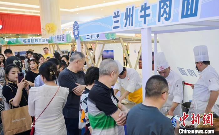 5月11日，“醉美玉如意·感恩幫扶情”甘肅(天津)文創(chuàng)非遺市集和特色美食展示活動在天津舉行。(天津市文旅局供圖)
