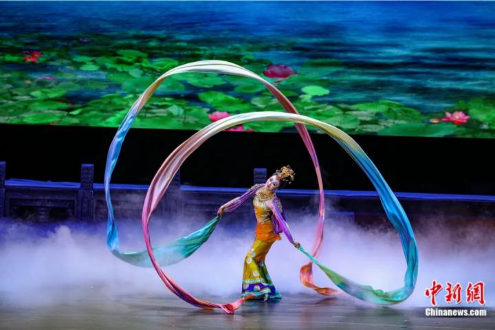 2023年4月17日晚，中國經(jīng)典舞劇《絲路花雨》在澳門百老匯劇場演出。甘肅演藝集團(tuán) 供圖
