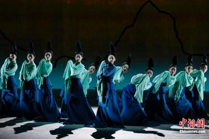 2024年2月29日晚，舞蹈詩劇《只此青綠》在北京上演，多國駐華使節(jié)和國際組織代表前來觀賞。韓海丹 攝