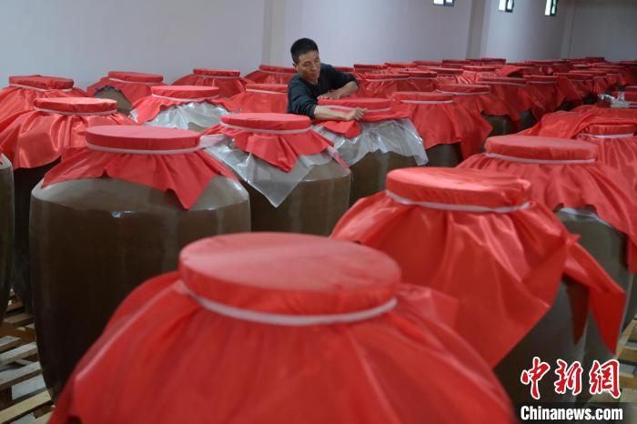 圖為5月10日，工作人員在儲(chǔ)酒庫(kù)檢查酒缸密封性。九美旦增　攝