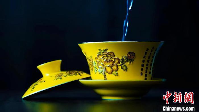 2023年5月，拍攝的臨夏特色茶飲——蓋碗茶。(資料圖)臨夏市融媒體中心供圖