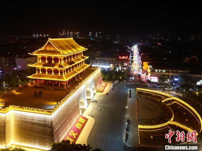 圖為武威市標(biāo)志性建筑涼州古城門(mén)燈光亮起。(無(wú)人機(jī)照片) 　戴文昌 攝</p><p>