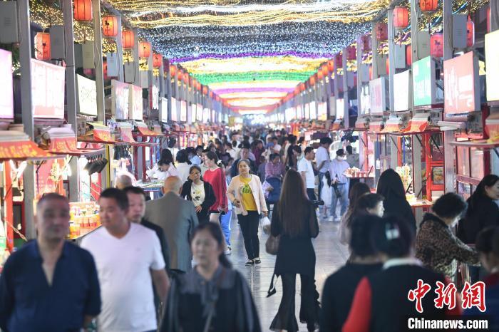 圖為燈光亮起，明清街夜市人氣漸旺?！〈魑牟?攝</p><p>
