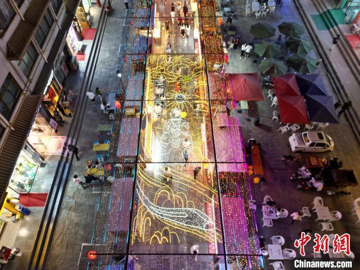 圖為明清街夜市燈光點(diǎn)亮具有武威文化元素的“天梯山石窟”彩燈。(無(wú)人機(jī)照片) 　戴文昌 攝</p><p>