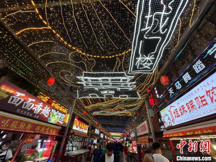 圖為明清街夜市燈光點(diǎn)亮具有武威文化元素的“涼州古城門(mén)”彩燈?！〈魑牟?攝</p><p>