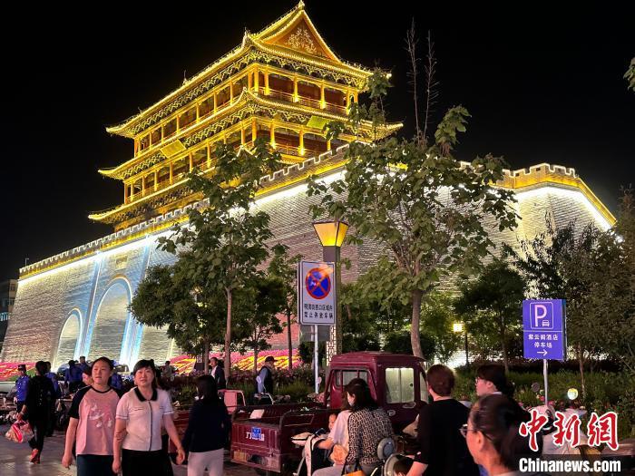 圖為夜幕降臨，涼州古城門(mén)燈光亮起?！〈魑牟?攝