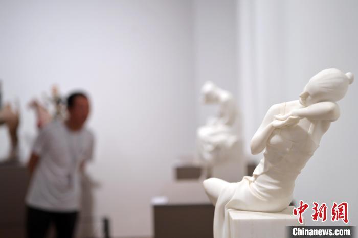 5月21日，在“絲路印跡”雕塑藝術(shù)作品展展出的作品《綺羅香·香》。九美旦增 攝</p>
<p>