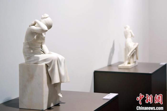 5月21日，在“絲路印跡”雕塑藝術(shù)作品展展出的雕塑作品《聲聲慢·艾艾》。九美旦增 攝</p>
<p>