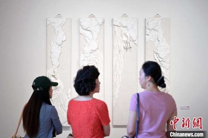 5月21日，觀眾參觀在“絲路印跡”雕塑藝術(shù)作品展展出的作品《無(wú)相》。九美旦增 攝</p>
<p>