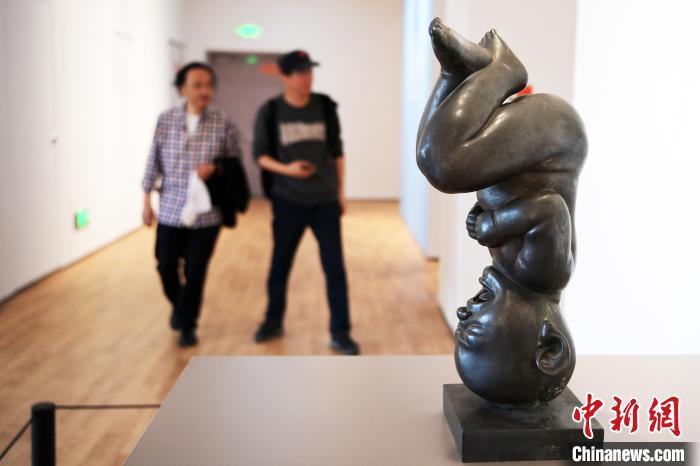 5月21日，觀眾參觀“絲路印跡”雕塑藝術(shù)作品展展出的雕塑作品。九美旦增 攝</p>
<p>