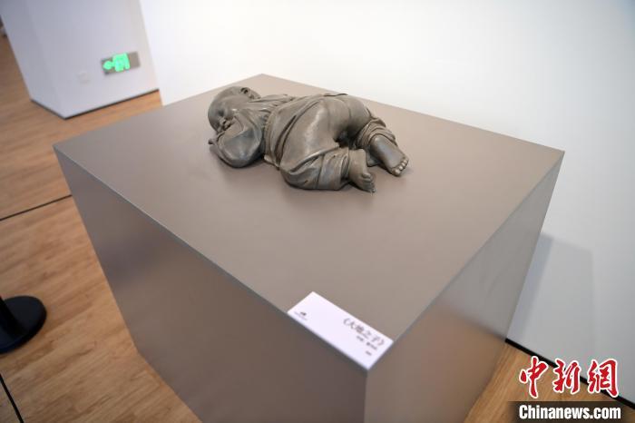 5月21日，在“絲路印跡”雕塑藝術(shù)作品展展出的作品《大地之子》。九美旦增 攝</p>
<p>