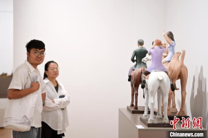 5月21日，觀眾參觀在“絲路印跡”雕塑藝術(shù)作品展展出的雕塑作品《絲路話(huà)語(yǔ)》。九美旦增 攝</p>
<p>