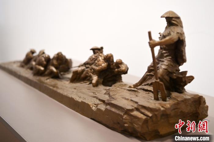 5月21日，在“絲路印跡”雕塑藝術(shù)作品展展出的作品《治水為民·禹德九州》。九美旦增 攝</p>
<p>