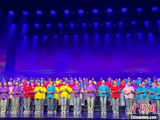5月28日晚，“詩意甘肅·絲路長(zhǎng)風(fēng)三千里”——月出涼州·武威詩會(huì)在甘肅省武威市漢唐天馬城舉行。楊娜 攝
