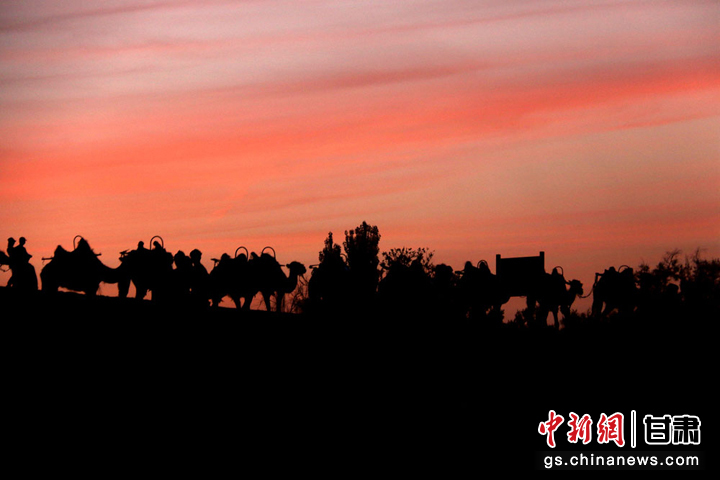 6月9日，敦煌市鳴沙山月牙泉景區(qū)晚霞如畫(huà)，美不勝收。張曉亮　攝