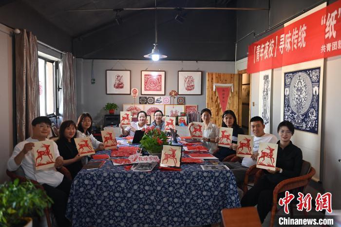 6月6日，在甘肅敦煌青年夜校課程中，青年學(xué)員展示學(xué)習(xí)敦煌非遺剪紙的成果。
