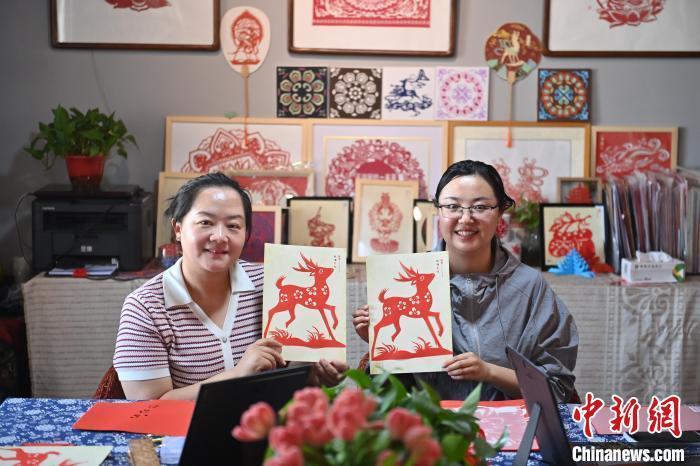 6月6日，在甘肅敦煌青年夜校課程中，青年學(xué)員展示學(xué)習(xí)敦煌非遺剪紙的成果。李亞龍 攝　　