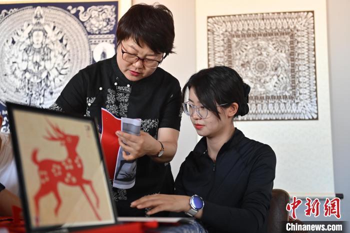 6月6日，在甘肅敦煌青年夜校課程中，青年學(xué)員學(xué)習(xí)敦煌非遺剪紙課程。李亞龍 攝