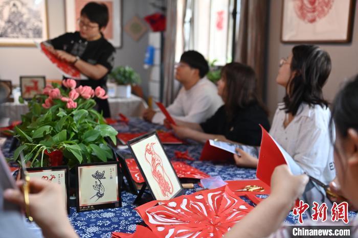 6月6日，在甘肅敦煌青年夜校課程中，青年學(xué)員學(xué)習(xí)敦煌非遺剪紙課程。李亞龍 攝　　