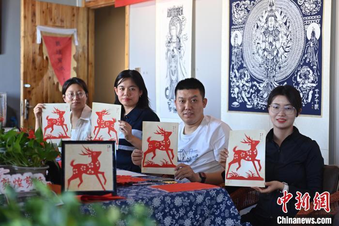 6月6日，在甘肅敦煌青年夜校課程中，青年學(xué)員展示學(xué)習(xí)敦煌非遺剪紙的成果。李亞龍 攝　　