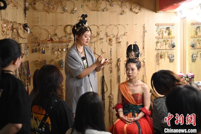 6月6日，在甘肅敦煌青年夜校課程中，青年學(xué)員學(xué)習(xí)敦煌美妝課程。李亞龍 攝