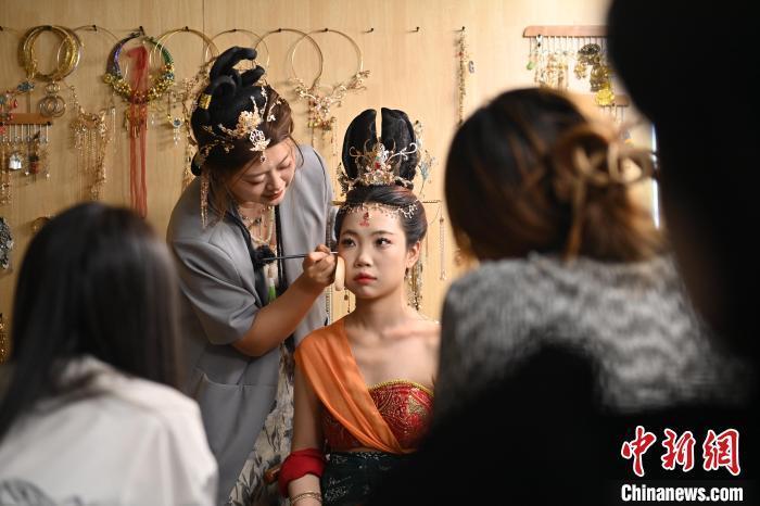 6月6日，在甘肅敦煌青年夜校課程中，青年學(xué)員學(xué)習(xí)敦煌美妝課程。李亞龍 攝　　