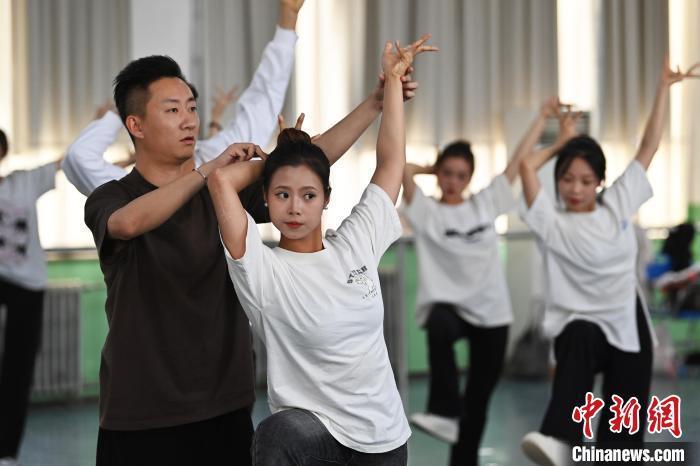 6月6日，在甘肅敦煌青年夜校課程中，青年學(xué)員學(xué)習(xí)敦煌舞課程。李亞龍 攝　　