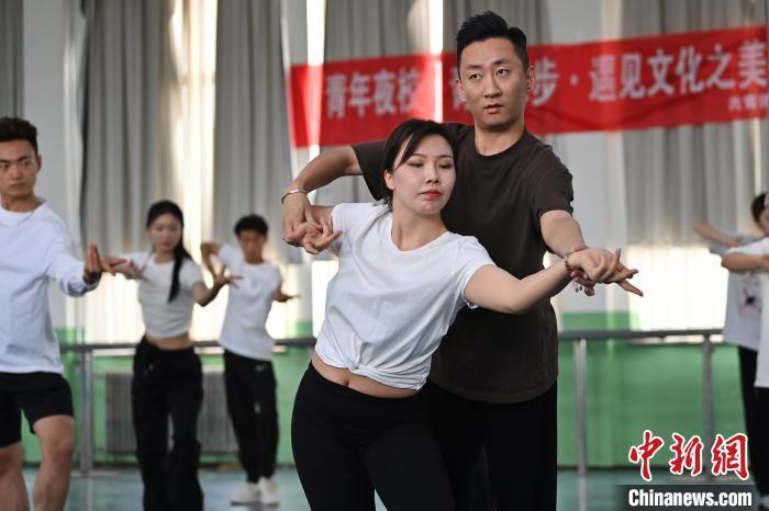 6月6日，在甘肅敦煌青年夜校課程中，學(xué)員學(xué)習(xí)敦煌舞課程。李亞龍 攝　　