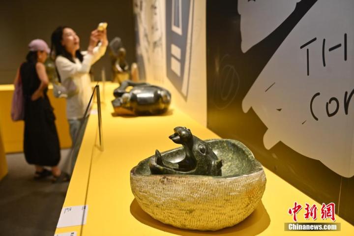 圖為該藝術(shù)展展陳的蛇紋石作品《河馬池》。中新社記者 李亞龍 攝