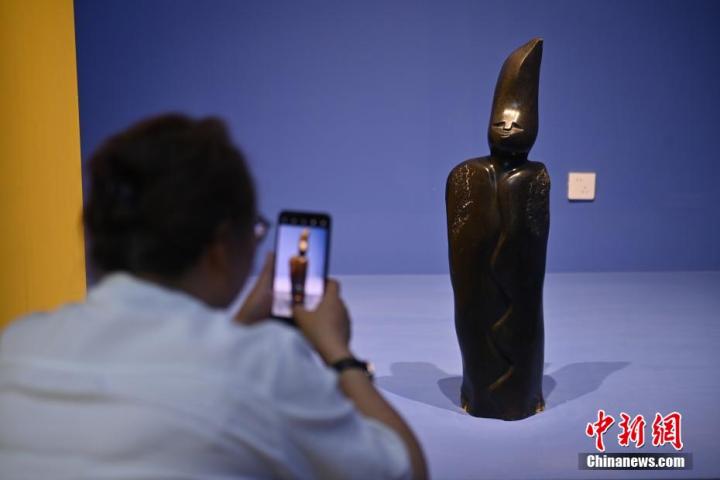 圖為游客拍攝蛇紋石作品《貴婦人》。中新社記者 李亞龍 攝