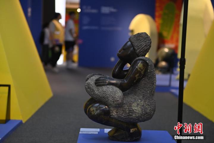 圖為游客參觀藝術(shù)展。中新社記者 李亞龍 攝</p>
<p>