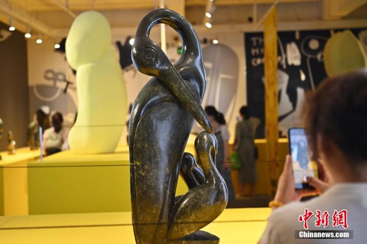 圖為游客拍攝蛇紋石作品《依戀》。中新社記者 李亞龍 攝