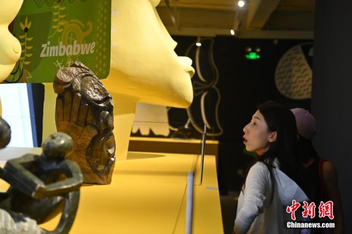 圖為游客參觀藝術(shù)展。中新社記者 李亞龍 攝