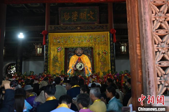 6月21日，2024(甲辰)年公祭中華人文始祖伏羲大典在甘肅天水舉行，來(lái)自海峽兩岸及港澳地區(qū)約500人現(xiàn)場(chǎng)共祭中華人文始祖伏羲。中新社記者 李亞龍 攝