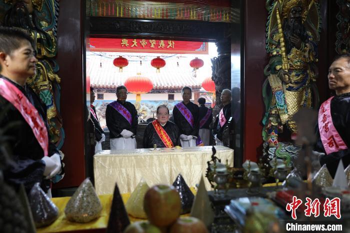 6月21日，“2024(甲辰年)兩岸共祭人文始祖伏羲典禮”在臺(tái)灣新北舉行。擔(dān)任主祭官的先嗇宮董事長(zhǎng)、中國(guó)國(guó)民黨前秘書(shū)長(zhǎng)李乾龍(中)出席典禮并擔(dān)任主祭官。中新社記者 張曉曦 攝