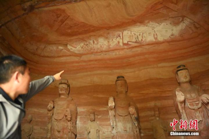 7月15日，甘肅省平?jīng)鍪袥艽h百里石窟長廊中的南石窟寺1號(hào)窟內(nèi)，工作人員介紹窟內(nèi)僅存的浮雕——佛傳故事。百里石窟長廊位于涇川縣境內(nèi)，由512個(gè)石窟、5眼窟中石井組成，現(xiàn)存王母宮石窟、鳳凰山石窟、南石窟寺、丈八寺石窟、羅漢洞石窟、太山寺石窟等規(guī)模較大的石窟群，還有數(shù)量眾多的小石窟群。南石窟寺開鑿于北魏永平三年，其中1號(hào)窟屬于大型七佛窟，七佛高達(dá)6米。中新社記者 李亞龍 攝</p>
<p>