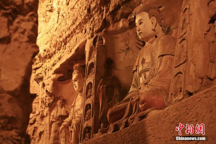 7月15日，甘肅省平?jīng)鍪袥艽h百里石窟長廊中的王母宮石窟造像。百里石窟長廊位于涇川縣境內(nèi)，由512個(gè)石窟、5眼窟中石井組成，現(xiàn)存王母宮石窟、鳳凰山石窟、南石窟寺、丈八寺石窟、羅漢洞石窟、太山寺石窟等規(guī)模較大的石窟群，還有數(shù)量眾多的小石窟群。王母宮石窟又名千佛洞，該窟設(shè)計(jì)宏大，造像生動(dòng)，窟內(nèi)擁有造像數(shù)百尊，是較為珍貴的佛教文化歷史遺存。中新社記者 李亞龍 攝</p>
<p>