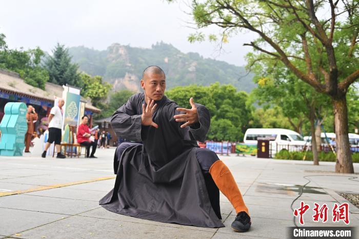 7月14日，甘肅省平?jīng)鍪嗅轻忌骄皡^(qū)內(nèi)，嵩山少林弟子展示武藝。7月13日至14日，“2024年北京體育大學(xué)第十五屆國際武術(shù)比賽交流大會暨首屆崆峒山國際武術(shù)大會”舉行，大會也在崆峒山景區(qū)進(jìn)行問道崆峒、武術(shù)高級研修班、崆峒拜師等系列活動。中新社記者 李亞龍 攝</p>
<p>