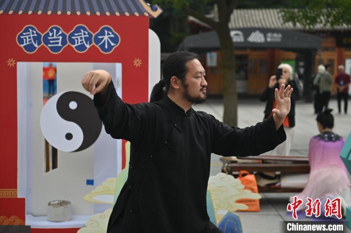 7月14日，甘肅省平?jīng)鍪嗅轻忌骄皡^(qū)內(nèi)，武當(dāng)玄武派傳承人展示武當(dāng)武術(shù)。7月13日至14日，“2024年北京體育大學(xué)第十五屆國際武術(shù)比賽交流大會暨首屆崆峒山國際武術(shù)大會”舉行，大會也在崆峒山景區(qū)進(jìn)行問道崆峒、武術(shù)高級研修班、崆峒拜師等系列活動。中新社記者 李亞龍 攝</p>
<p>