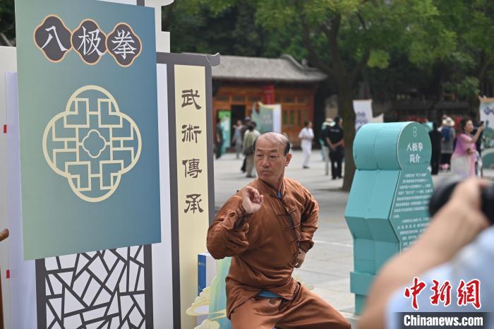 7月14日，甘肅省平?jīng)鍪嗅轻忌骄皡^(qū)內(nèi)，八極拳傳承人展示八極拳。7月13日至14日，“2024年北京體育大學(xué)第十五屆國際武術(shù)比賽交流大會暨首屆崆峒山國際武術(shù)大會”舉行，大會也在崆峒山景區(qū)進(jìn)行問道崆峒、武術(shù)高級研修班、崆峒拜師等系列活動。中新社記者 李亞龍 攝</p>
<p>