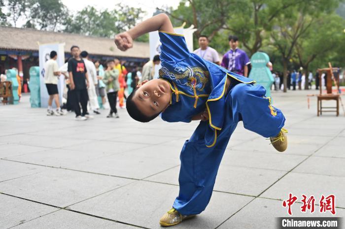 7月14日，甘肅省平?jīng)鍪嗅轻忌骄皡^(qū)內(nèi)，小朋友展示查拳。7月13日至14日，“2024年北京體育大學(xué)第十五屆國際武術(shù)比賽交流大會暨首屆崆峒山國際武術(shù)大會”舉行，大會也在崆峒山景區(qū)進(jìn)行問道崆峒、武術(shù)高級研修班、崆峒拜師等系列活動。中新社記者 李亞龍 攝</p>
<p>